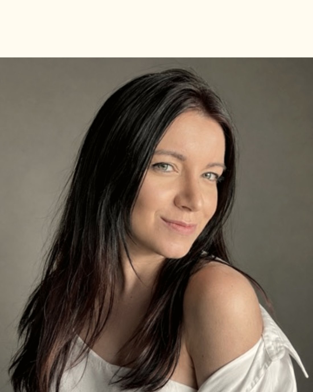 Juliette travaillant tard sur ses dossiers